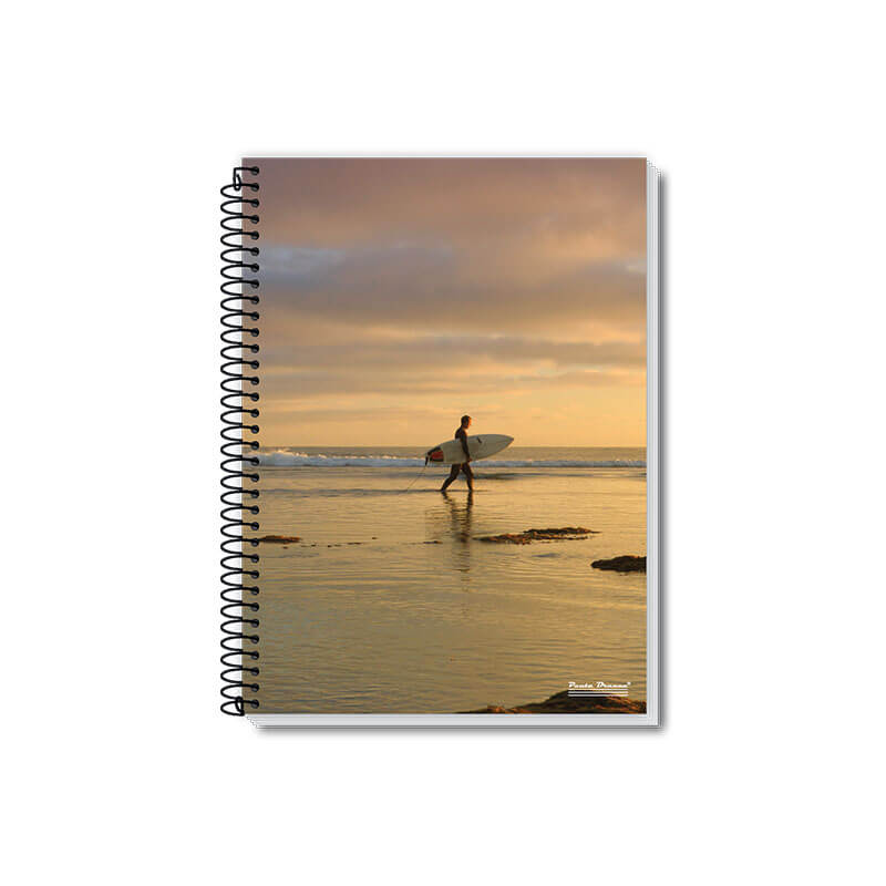 Caderno 1/8 CD 80FLS 25 A Coleção Up reúne cadernos universitários e cadernos 1/8 de 1 e 10 matérias, com capa dura resistente e acabamento de alta qualidade. As capas trazem estampas esportivas vibrantes, inspiradas em modalidades como tênis, futebol, surfe e skate, transmitindo movimento, energia e motivação para o seu dia a dia de estudos.