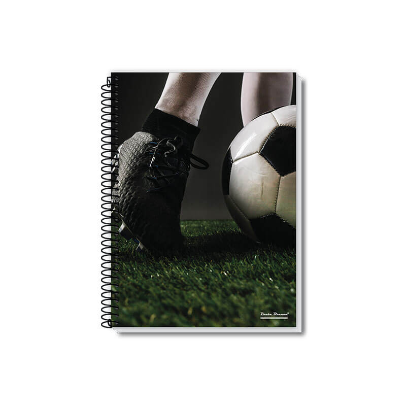 Caderno 1/8 CD 80FLS 31 A Coleção Up reúne cadernos universitários e cadernos 1/8 de 1 e 10 matérias, com capa dura resistente e acabamento de alta qualidade. As capas trazem estampas esportivas vibrantes, inspiradas em modalidades como tênis, futebol, surfe e skate, transmitindo movimento, energia e motivação para o seu dia a dia de estudos.