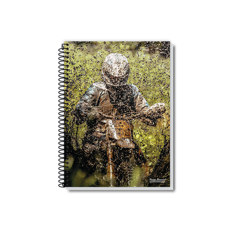 Caderno 1/8 CD 80FLS 32 A Coleção Up reúne cadernos universitários e cadernos 1/8 de 1 e 10 matérias, com capa dura resistente e acabamento de alta qualidade. As capas trazem estampas esportivas vibrantes, inspiradas em modalidades como tênis, futebol, surfe e skate, transmitindo movimento, energia e motivação para o seu dia a dia de estudos.